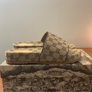 Gucci monogram sandals size 10 . Mint condition